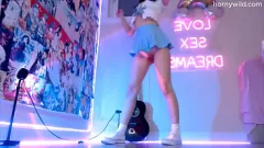 Abspielen Asiatisches Teenie-Babe macht sich mit Sexspielzeugen schmutzig
